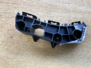 Toyota Crown AWS210 2015-2020 RF Bumper Retainer