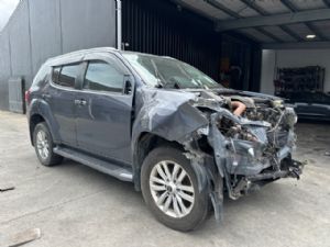 Isuzu MU-X UCS85 2017-->