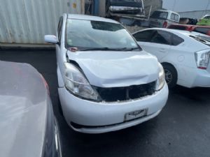 Toyota Isis ZNM10 2004-2017