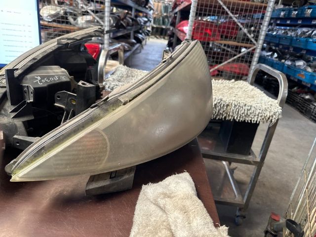 Mitsubishi Grandis NA4W L Headlight