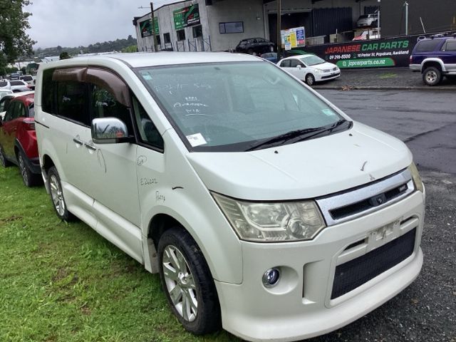 Mitsubishi Delica CV4W