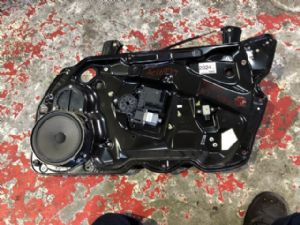 Volkswagen Passat B7 2005-2015 RF Door Regulator Motor