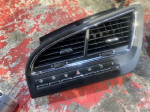 Peugeot 5008 2009 - 2016 Dash Vent Surround Centre