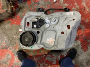 Volkswagen Touran 1.4 1T3 2010-2015 RF Door Regulator Motor