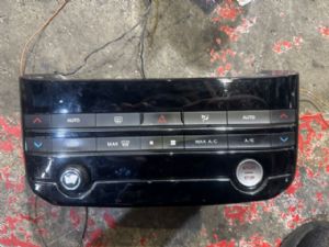 Jaguar F-Pace X761 2016-on Air Conditioning Switch