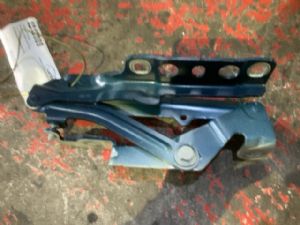 Peugeot 5008 2017-on L Bonnet Hinge 