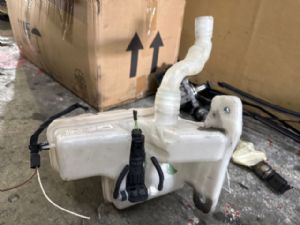 Volkswagen Golf Sportsvan 2018-2020 Front Washer Bottle