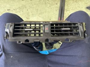 Land Rover Discovery L462 2017-on Dash Vent Surround Centre