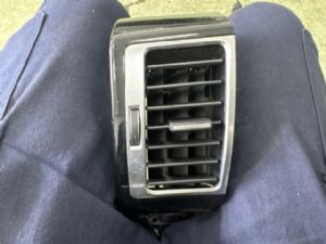 Land Rover Discovery L462 2017-on Dash Vent Surround RH