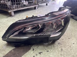 Peugeot 3008 II 2016-2018 L Headlight (Halogen)