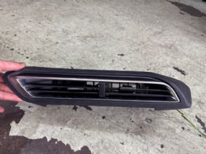 Peugeot 3008 II 2016-2018 Dash Vent Surround Centre