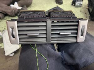 Land Rover Range Rover Evoque L538 2012-2018 Dash Vent Surround Centre