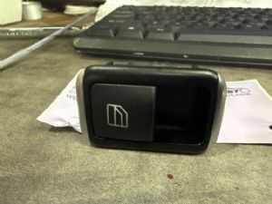 Mercedes-Benz GLA180 X156 2014-2016 LF Window Switch
