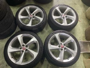 Jaguar XE Series X760 2015-2017 235/40R19 Tyre