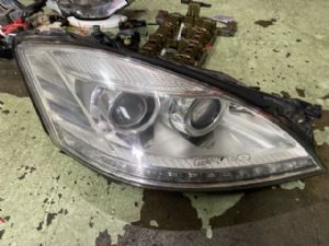 Mercedes-Benz S Class W221 2006-2011 R Headlight (HID)