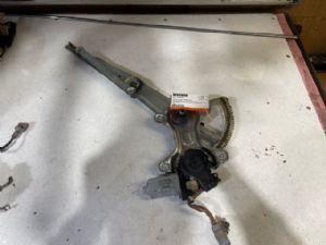 Toyota Landcruiser100 UZJ100 03/98-10/07 RF Door Elec Regulator
