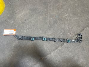Toyota Sai AZK10 RR Bumper Retainer
