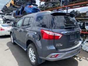 Isuzu MU-X UCS85 2017--> L Tailgate Garnish