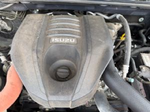 Isuzu MU-X UCS85 2017--> Engine Cover