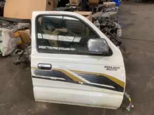 Toyota Hilux KZN165 4WD 99-02/05 RF Door Complete