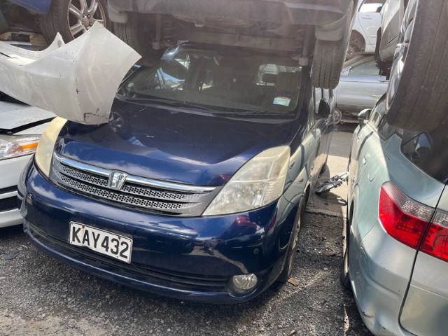 Toyota Isis ANM15 2004-2017