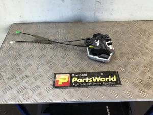 Lexus IS300 AVE30 LR Door Lock Mechanism