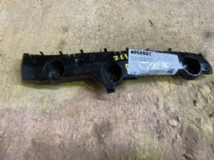 Nissan Leaf ZE1 2018-on RF Bumper Retainer